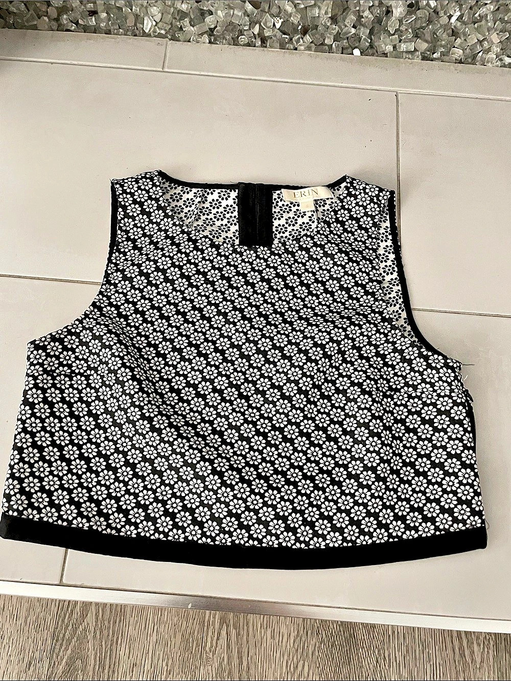 ERIN Floral Crop Top in Black & White Size Small Like New